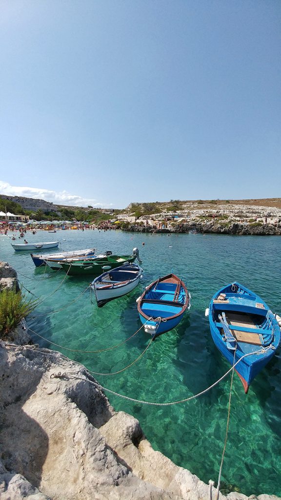 una serie di barche attraccate nella baia di Porto Badisco