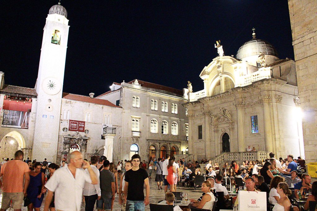 Piazza nel cuore di Dubrovnik in Croazia, piena di gente