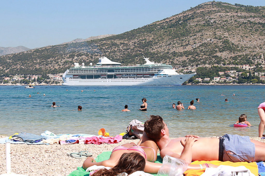 due ragazzi sdraiati sulla spiaggia di Copacabana a Dubrovnik (Croazia)