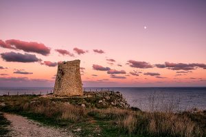 Torre Minervino al tramonto, situata tra Badisco e Santa Cesarea