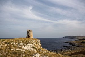 Torre Sant'Emiliano con la costa salentina sullo sfondo