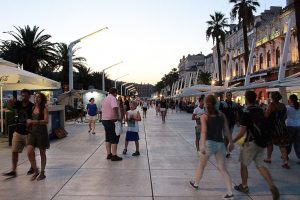 Persone che passeggiano sul lungomare di Spalato viste durante il viaggio verso il Parco di Krka