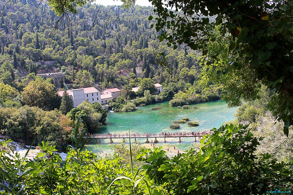 Passerella sul fiume all'interno del parco di Krka