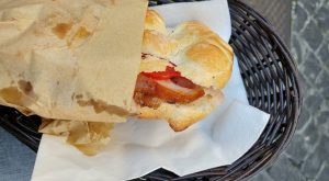 il Panino Ingegnoso - Cosa vedere a Roma in tre giorni Un panino farcito con porchetta di Ariccia e pomodori, ecco cosa mangiarea Roma in tre giorni