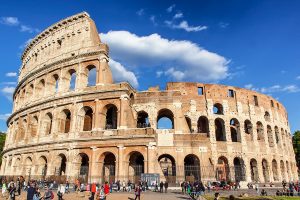 L'intero Colosseo fotografato dal basso, ecco cosa vedere a Roma in tre giorni