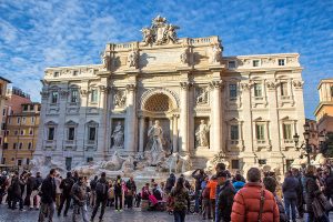 La fontana di Trevi con tante persone che scattano foto, ecco cosa vedere a Roma in tre giorni