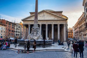 Vista frontale del Pantheon con al centro la fontana, ecco cosa vedere a Roma in tre giorni