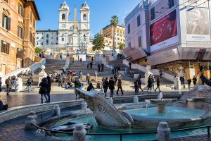 La fontana Barcaccia con alle spalle la scalinata di Piazza di Spagna, ecco cosa vedere a Roma in tre giorni