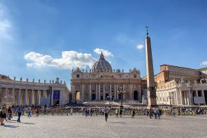 Piazza San Pietro gremita di gente, ecco cosa vedere a Roma in tre giorni