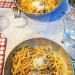padella con dentro tonnarelli cacio e pepe - Tonnarello Trastevere