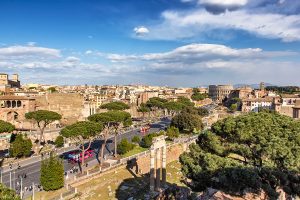 Via dei Fori Imperiali vista dal terrazzo dell'Altare della Patria, ecco cosa vedere a Roma in tre giorni