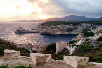 Tramonto sulla città di Bonifacio. Ecco perchè visitare la Corsica