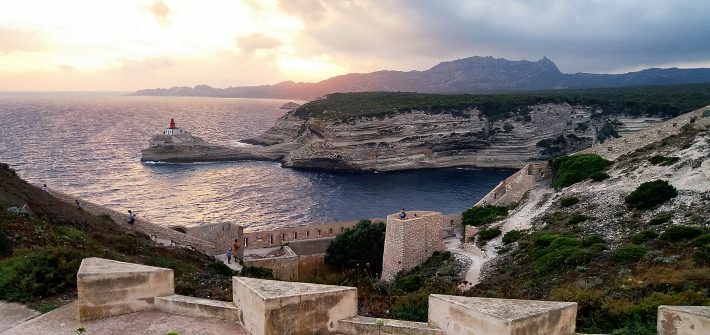 Tramonto sulla città di Bonifacio. Ecco perchè visitare la Corsica