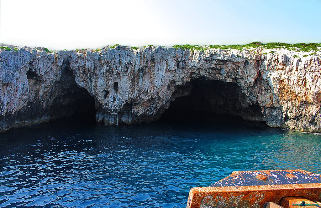 Due grotte viste da sopra una barca durante il mio viaggio in Croazia