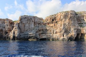 Scogliera sull'isola di Vis fotografata durante il viaggio in Croazia