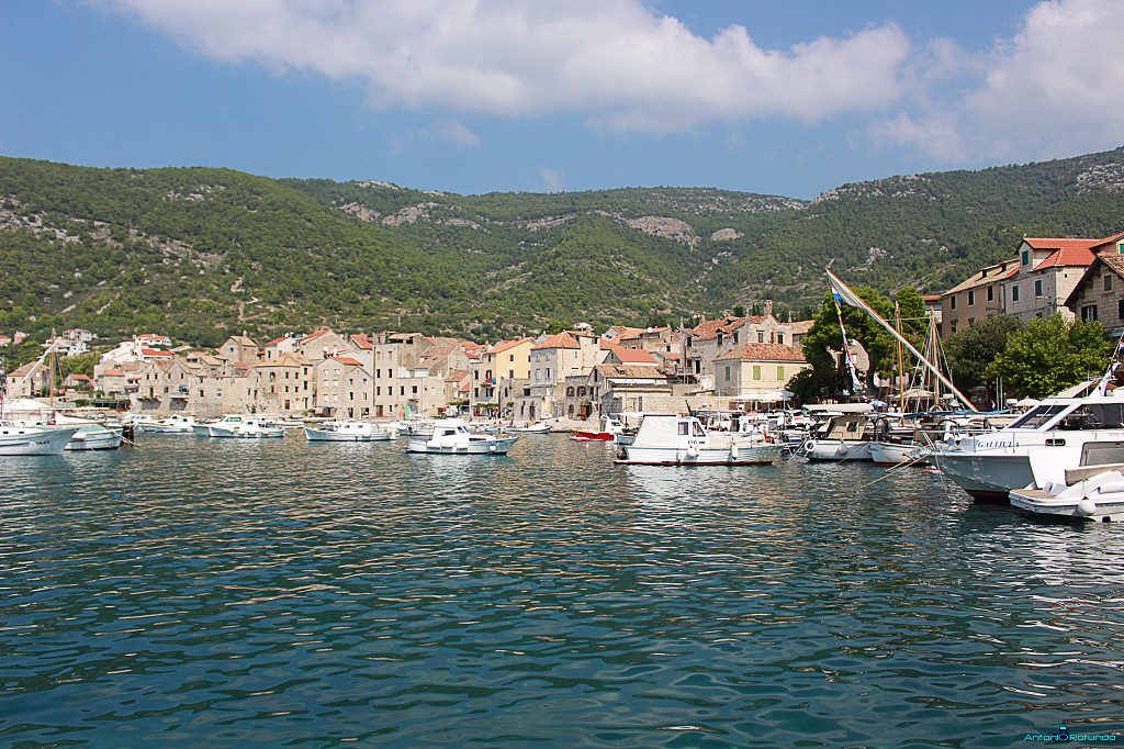 una serie di barche in acqua viste durante il mio viaggio in croazia