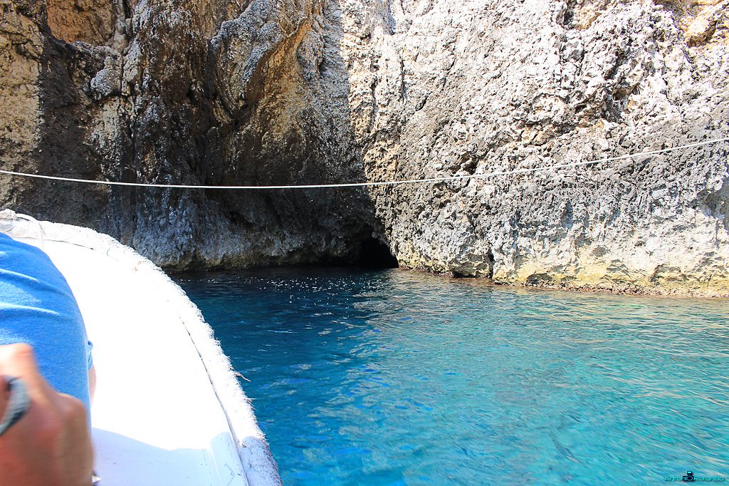 una piccola grotta con un cavo che indica l'altezza della testa prima di entrare, vista durante il mio viaggio in croazia