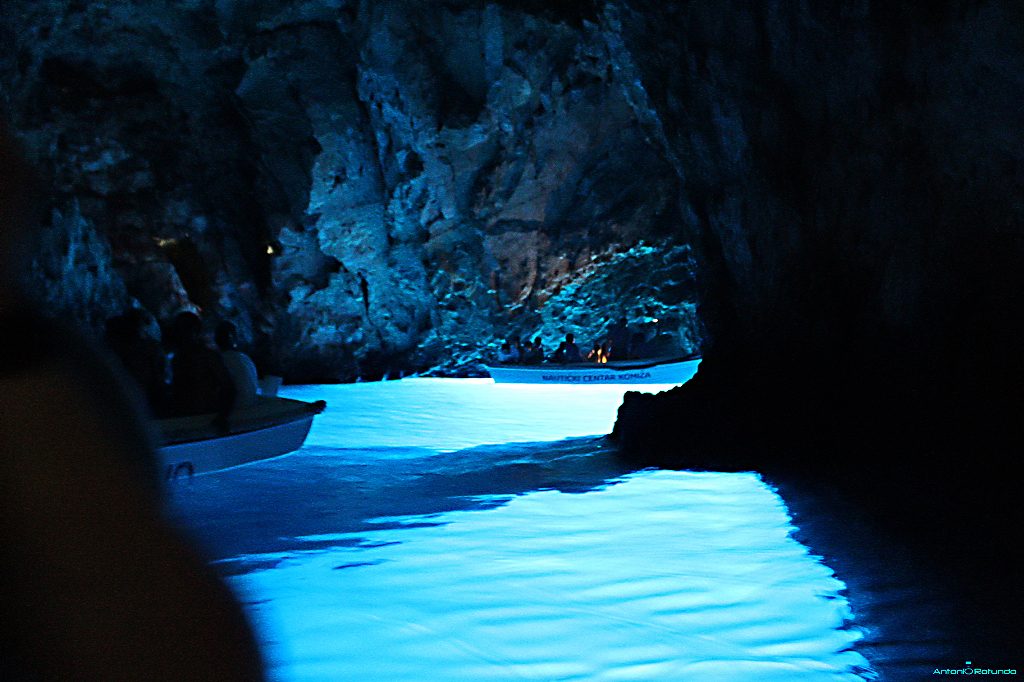 acqua con riflessi blu all'interno di una grotta vista durante il viaggio in Croazia