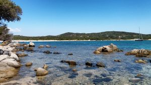 il mare di Pianottoli e degli scogli che fuoriescono dall'acqua