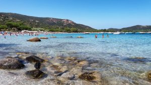 la spiaggia di Palombaggia e persone che fanno il bagno