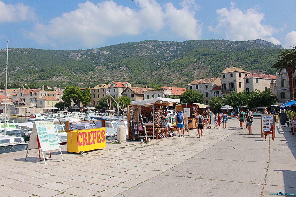 persone che passeggiano sul porticciolo di Komiza, durante il viaggio in Croazia