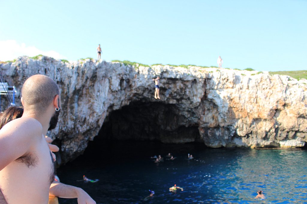 ragazzi che si tuffano da una grotta durante il mio viaggio in Croazia