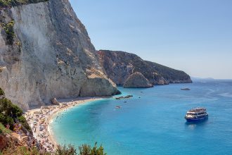 Una nave ancorata vicino Porto Katsiki, le più belle spiagge di Lefkada