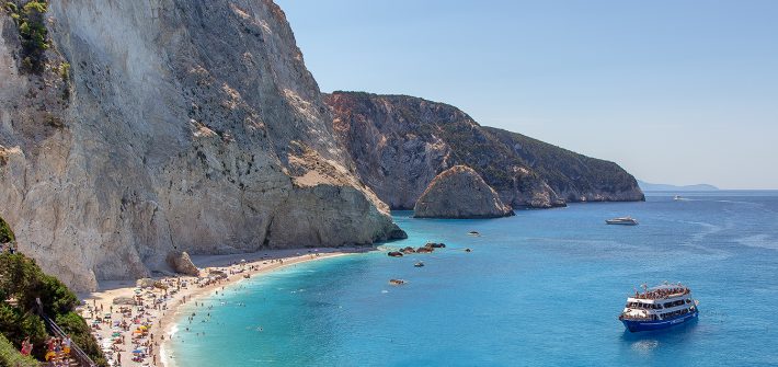 Una nave ancorata vicino Porto Katsiki, le più belle spiagge di Lefkada