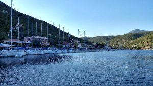 Vista sul porto di Sivota a Lefkada