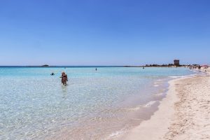 due ragazze che camminano nel Mare del Salento