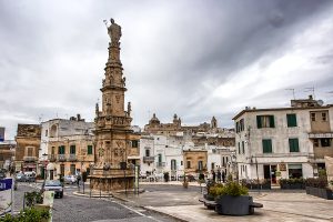 Ostuni, Colonna di Sant'Oronzo - Viaggi tra le righe - Blog di Antonio Rotundo