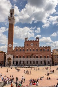 Palazzo Pubblico e la Torre del Mangia viste di fronte, ecco cosa vedere a Siena in un giorno