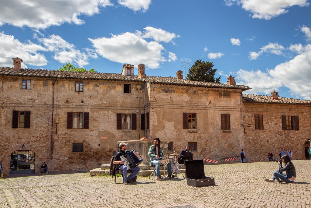 due artisti di strada che si esibiscono in Piazza Sant'Agostino, ecco cosa vedere a San Gimignano.