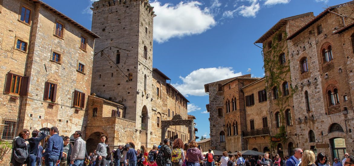 una piazza piena di persone che si chiedon cosa vedere a San Gimignano