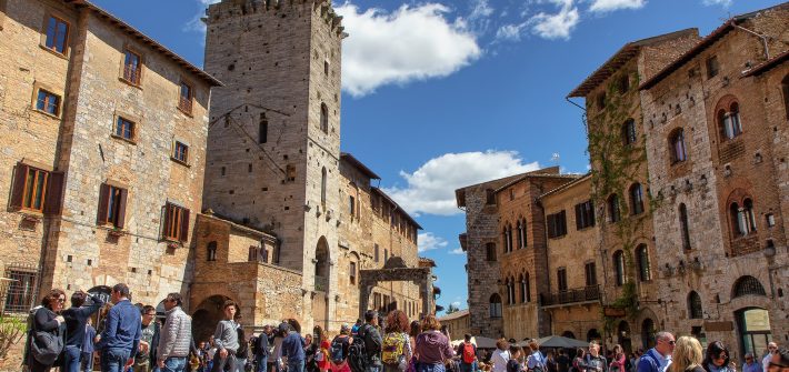 una piazza piena di persone che si chiedon cosa vedere a San Gimignano