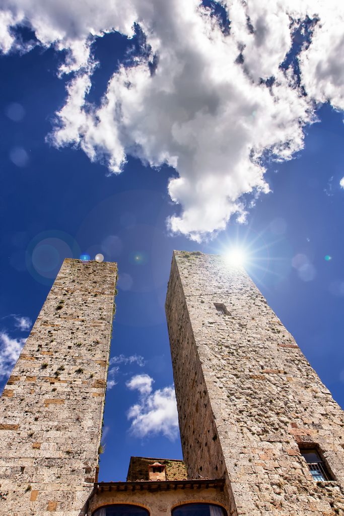 due torri che svettano in cielo, ecco cosa vedere a san gimignano