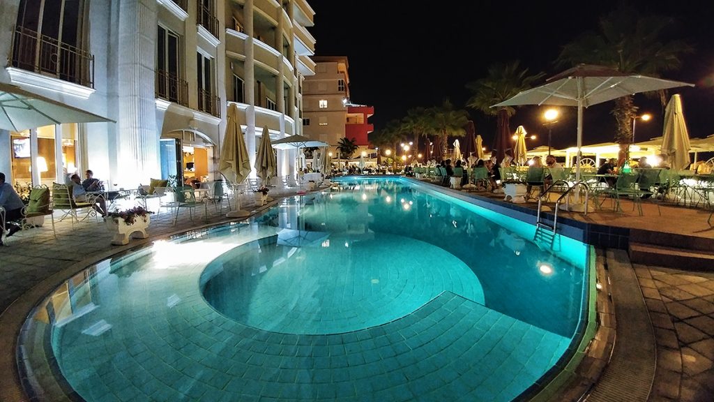 piscina in primo piano con ristorante extra lusso alle spalle, viaggio in Montenegro