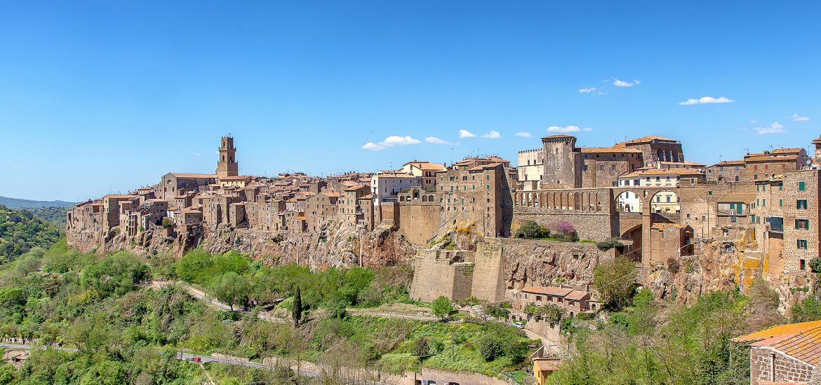 Delle case costruite su uno sperone di roccia. Cosa vedere in maremma