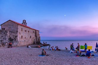 Tramonto sulla spiaggia di Budva, visto durante il viaggio in Montenegro