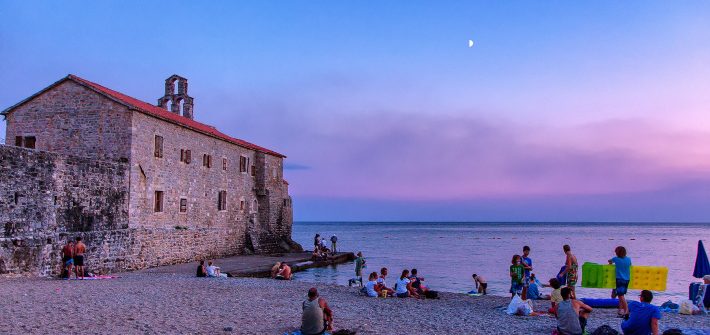 Tramonto sulla spiaggia di Budva, visto durante il viaggio in Montenegro