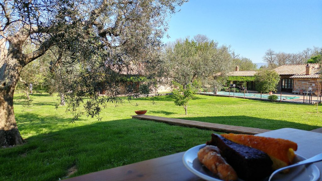 colazione servita all'aperto nell'agriturismo Villa Vacasio, ecco cosa vedere in Maremma