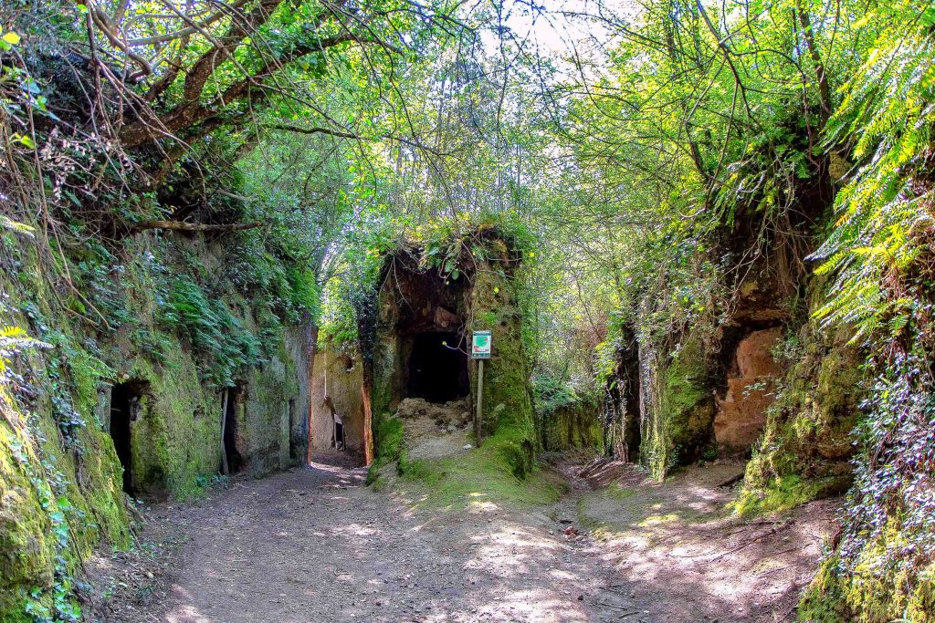 Una serie di percorsi scavati nel tufo di Pitigliano, ecco cosa vedere in Maremma