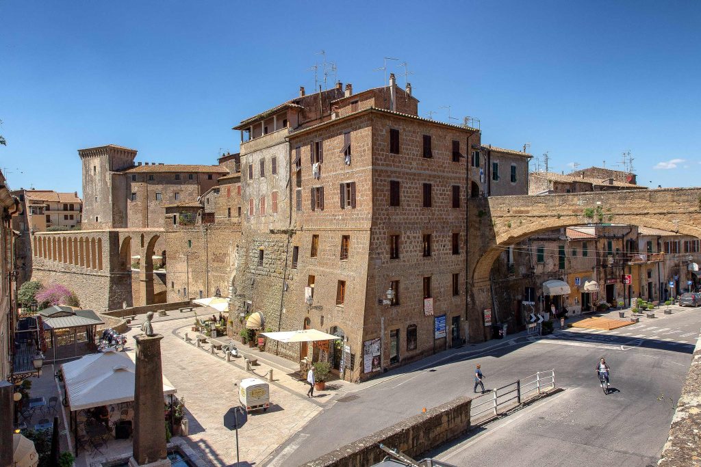 Strada di ingresso del centro storico di Pitigliano, ecco cosa vedere in Maremma