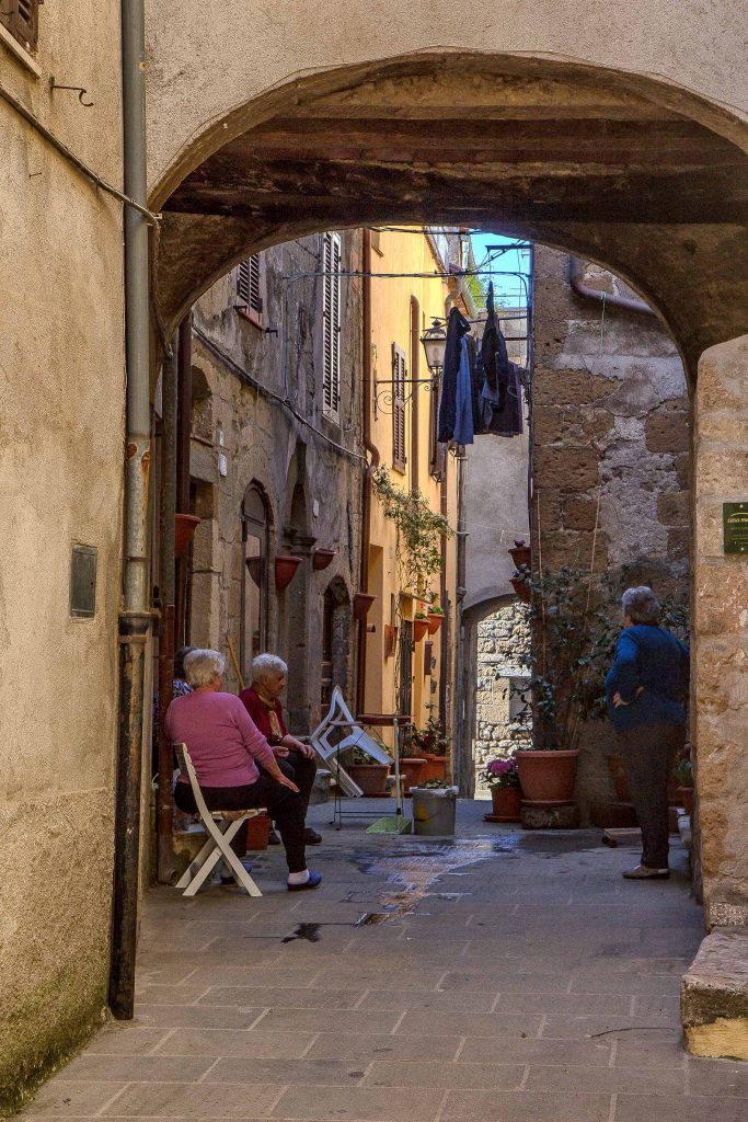 Delle vecchiette che chiacchierano tra di loro sedute all'aperto