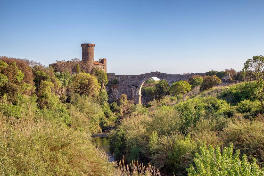 un castello e un ponte attraversato da un fiume, ecco cosa vedere in Maremma