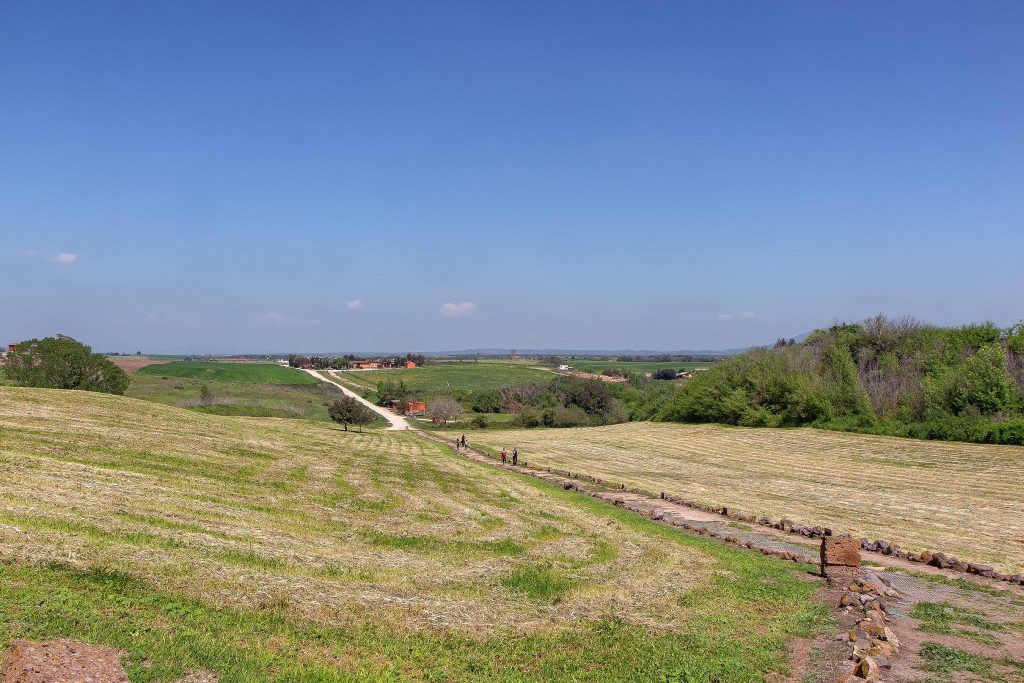 un vsto prato verde all'interno del parco di Vulci. Ecco cosa vedere in Maremma