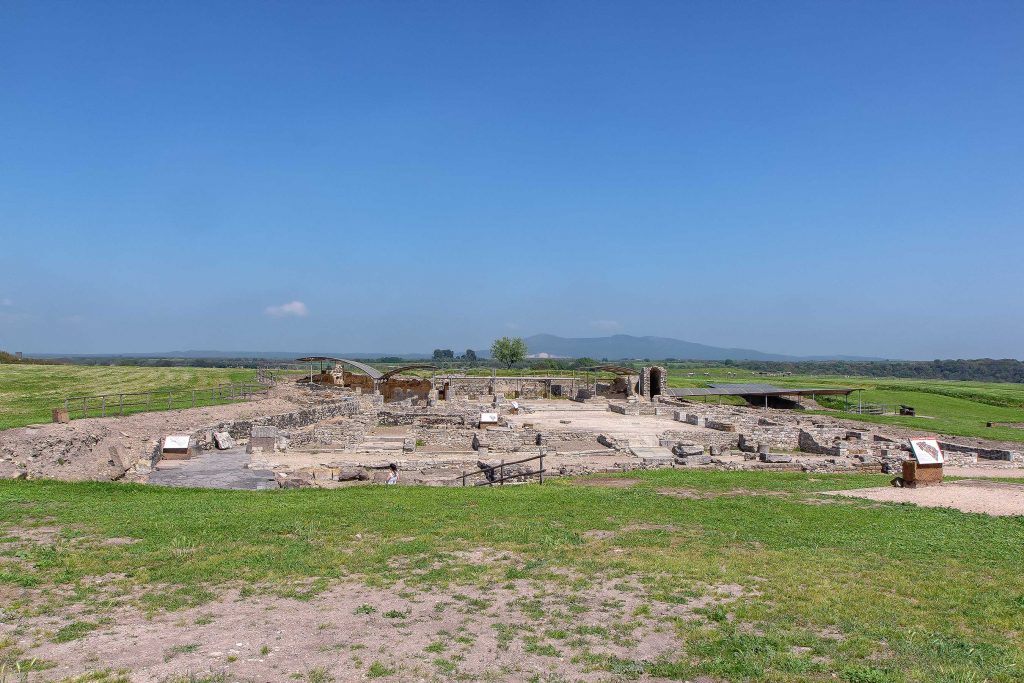 resti di un'antica costruzione etrusca all'interno del parco di Vulci. Ecco cosa vedere in Maremma