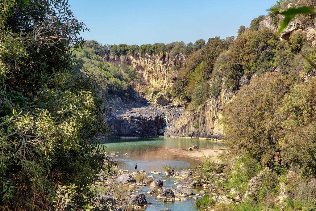 ripresa dall'alto del fiume flora con una persona in pieid sulla riva del fiume. Ecco cosa vedere in Maremma