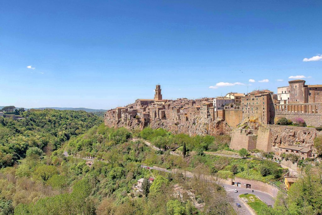 Il borgo di Pitigliano costruito in verticale su uno strapiombo, ecco cosa vedere in Maremma