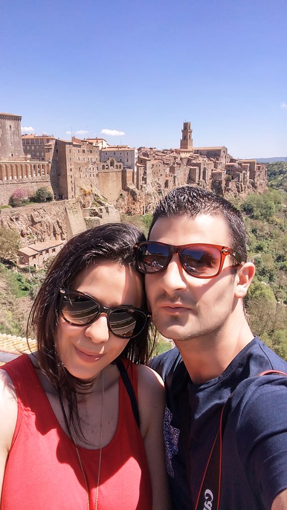 Un selfie con alle spalle il borgo di Pitigliano, ecco cosa vedere in Maremma
